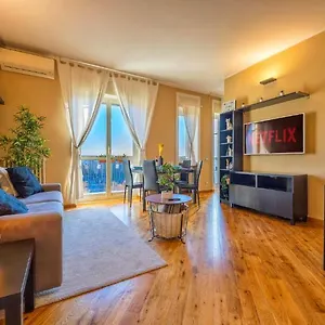  Apartment Sunny & Updated Flat With Panoramic View 50m From M4 Stop Italy